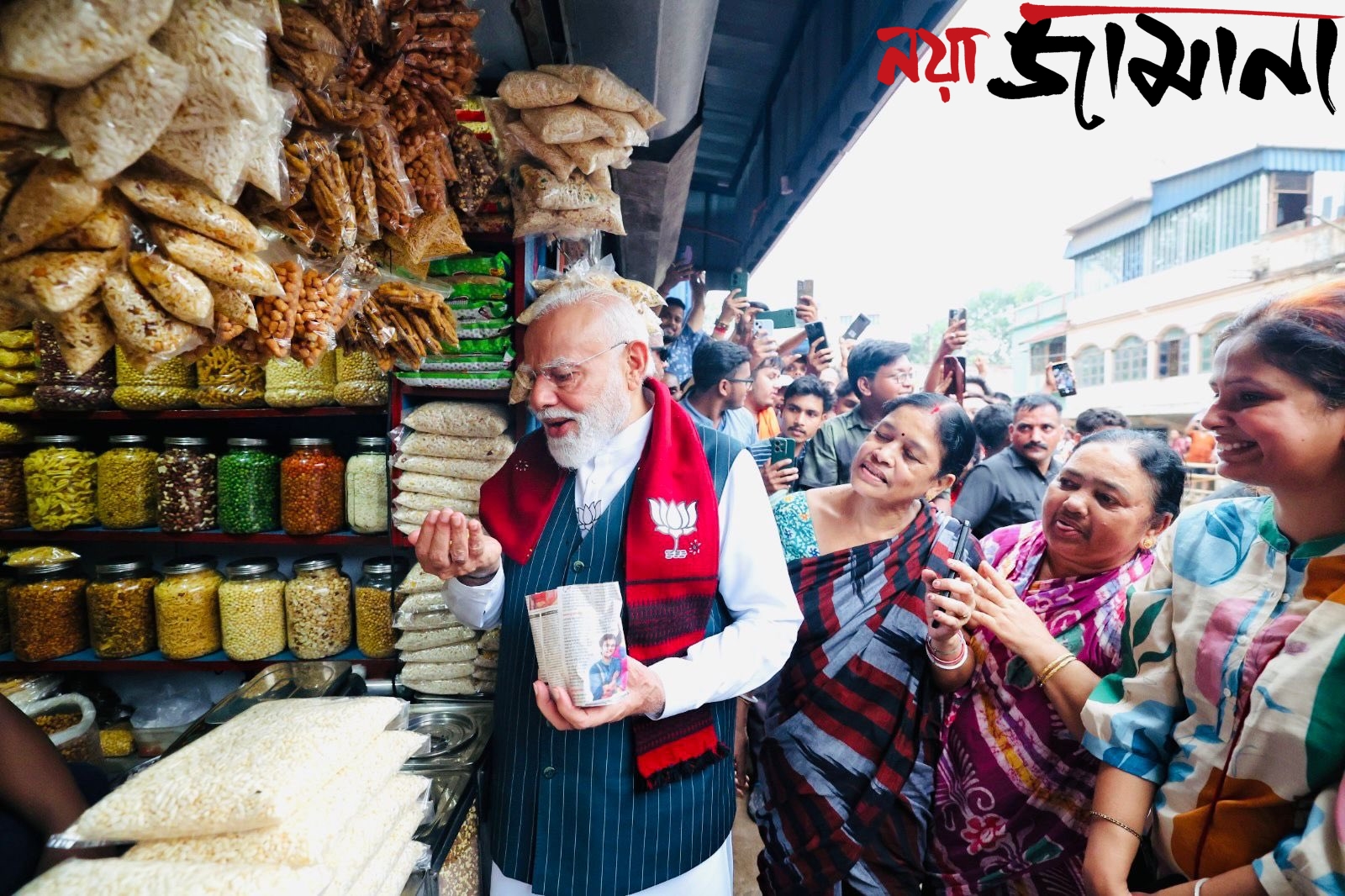 ঝাড়গ্রামে ‘ঝালমুড়ি চমক’! কনভয় থামিয়ে রাস্তার ধারে সাধারণ মানুষের সঙ্গে প্রধানমন্ত্রী