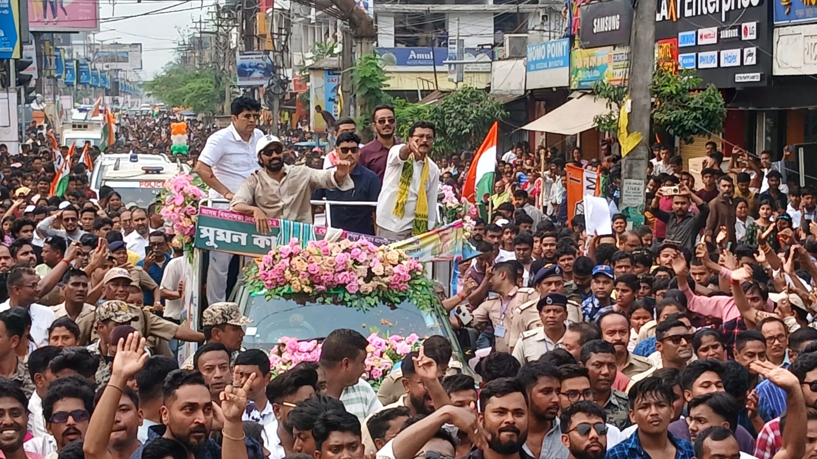 দেবের রোড শো ঘিরে ধুন্ধুমার!  জনজোয়ারে অবরুদ্ধ বক্সা ফিডার রোড