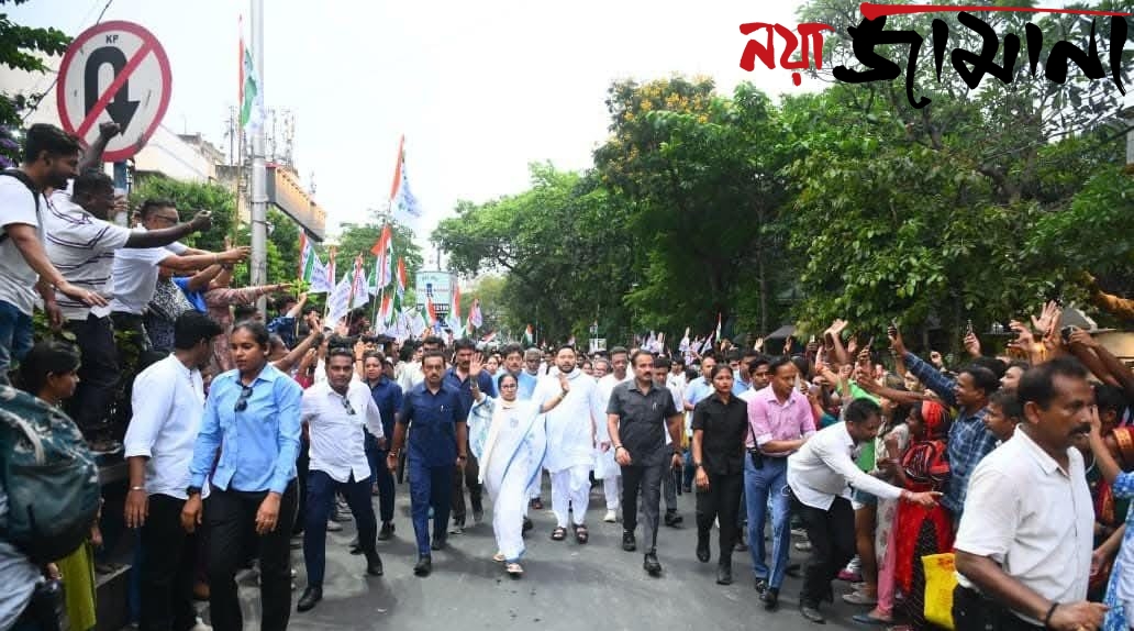 প্রচারের শেষলগ্নে জনজোয়ার, মমতার মিছিলে, সঙ্গী তেজস্বী