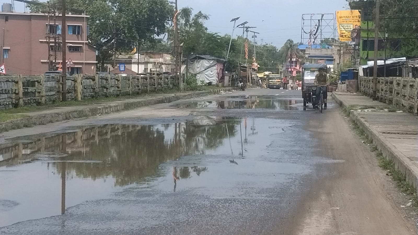 সামান্য বৃষ্টিতেই হিলির যমুনা ব্রিজে জলজট, চরম ভোগান্তিতে নিত্যযাত্রীরা