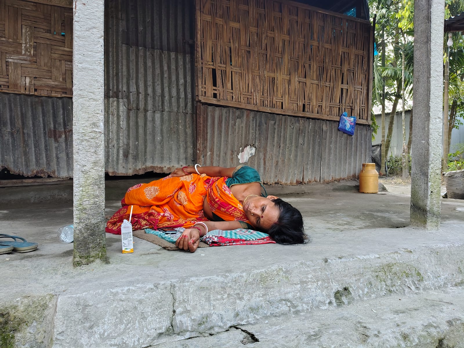 দাবি পূরণ না হলে আমরণ অনশনের হুঁশিয়ারি, জলপাইগুড়িতে স্বামীর বাড়ির সামনে দ্বিতীয় দিনেও অনড় প্রথমা স্ত্রী