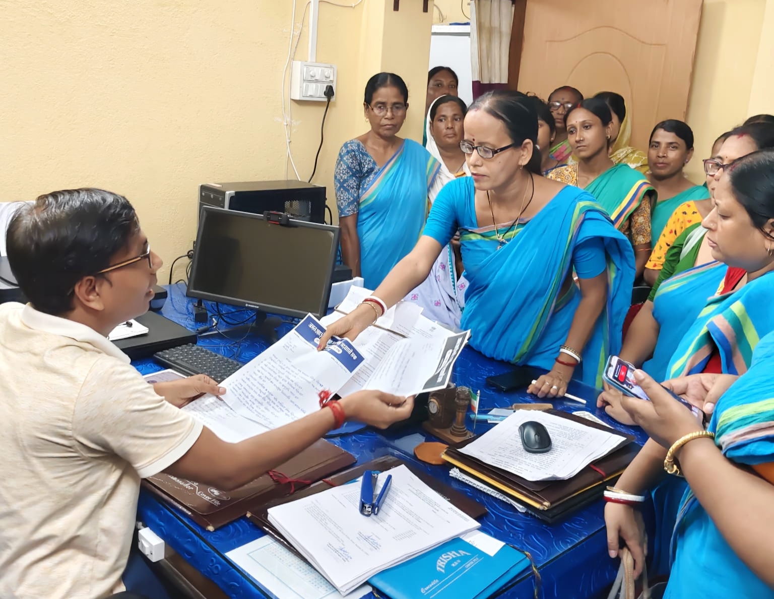 মোবাইল রিচার্জ, ভাতা বৃদ্ধি ও নেট খরচের দাবিতে অঙ্গনওয়াড়ি কর্মীদের ডেপুটেশন