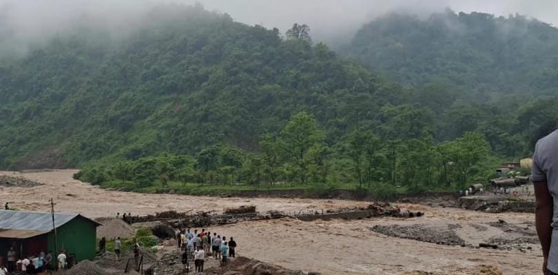 ভারী বৃষ্টিতে বিপর্যস্ত উত্তরবঙ্গ, দুধিয়ার সেতু ধসে বিচ্ছিন্ন শিলিগুড়ি-মিরিক সড়ক যোগাযোগ