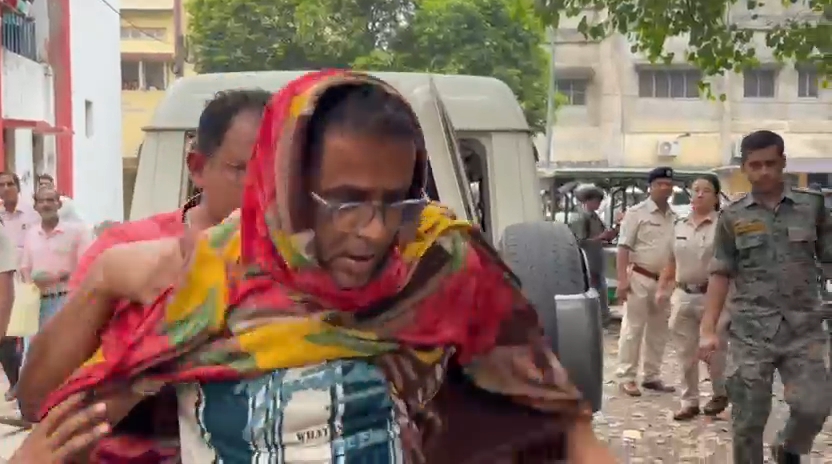 দুর্নীতির দায়ে গ্রেপ্তার পুর কাউন্সিলর, আদালত চত্বরে উঠল 'চোর' স্লোগান