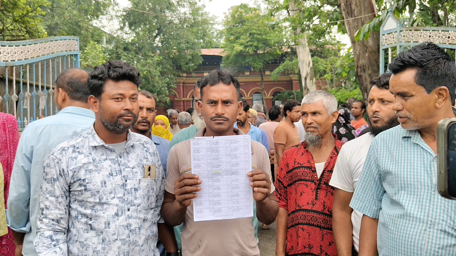 বাবার মৃত্যুর পর ভোটার তালিকায় 'মৃত' জীবিত ছেলেই! চরম ভোগান্তিতে দিনহাটার ব্যবসায়ী