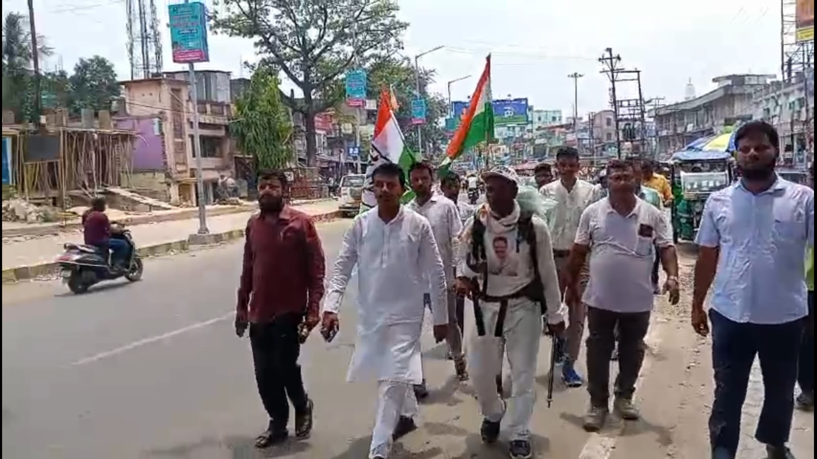 রাহুল গান্ধীকে প্রধানমন্ত্রী দেখার মানত, হুগলি থেকে পদযাত্রায় কামাখ্যার পথে কংগ্রেস কর্মী