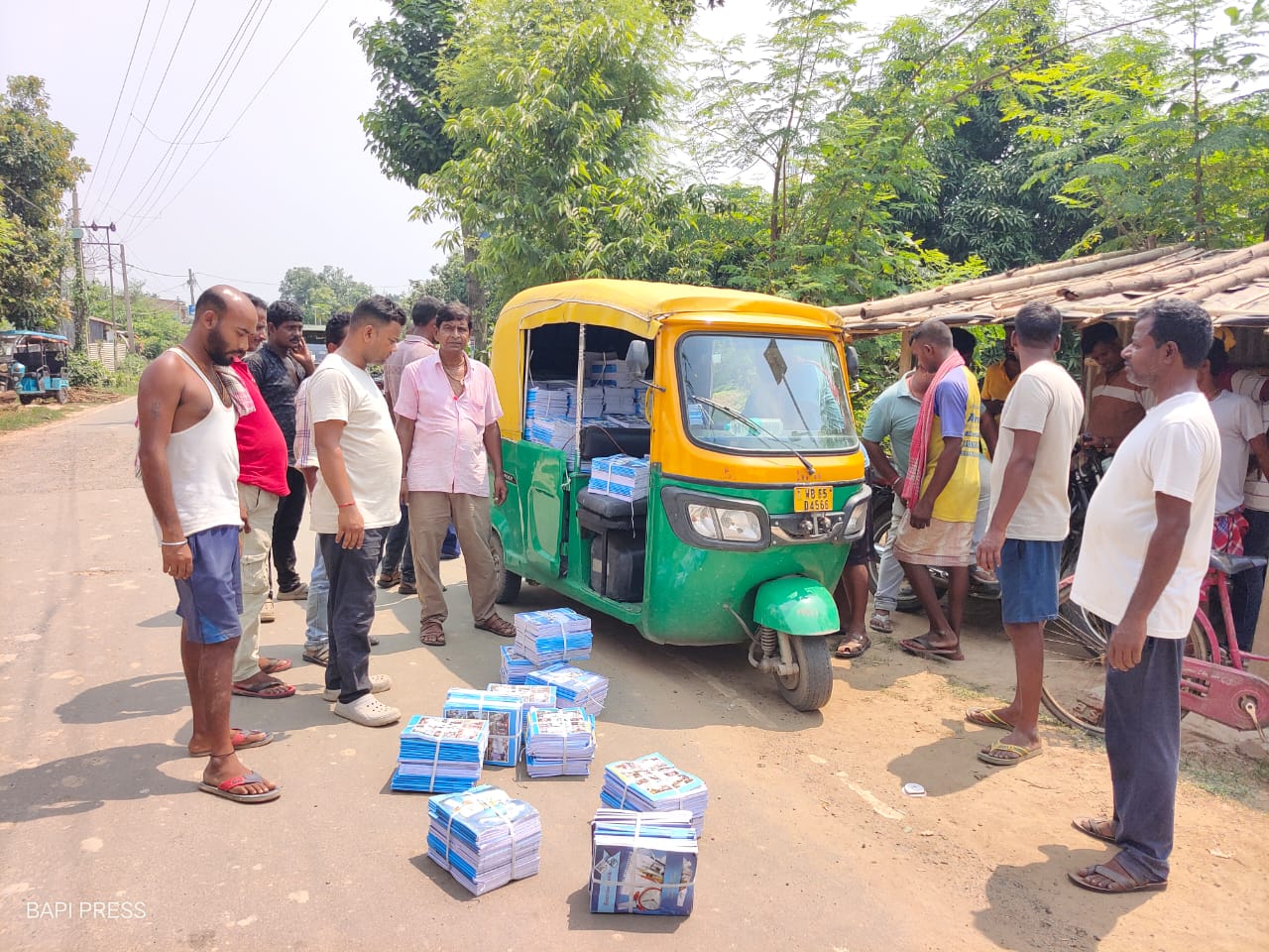 সরকারি বই-খাতা পাচারের চেষ্টা, অভিযুক্তদের 'ডিম থেরাপি' দিল গ্রামবাসী