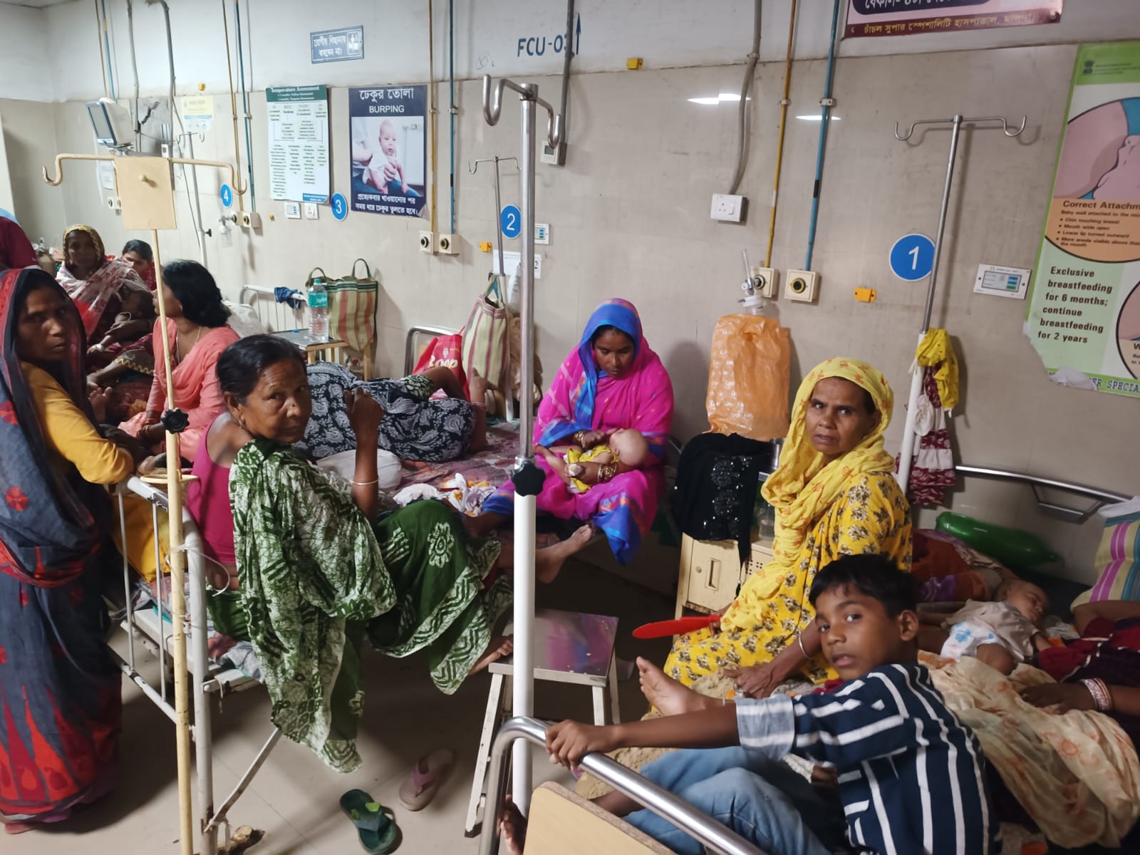 চরম গাফিলতি!স্যালাইনের চ্যানেল খুলতে গিয়ে কাটা পড়ল আড়াই মাসের শিশুর আঙুল