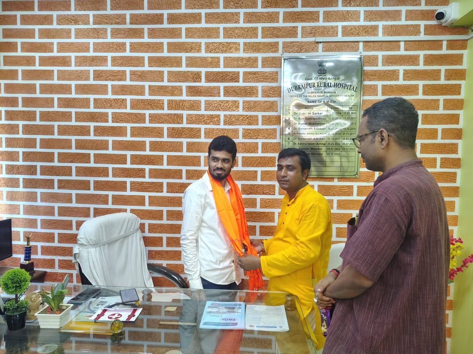 চিকিৎসক দিবসে দুবরাজপুর গ্রামীণ হাসপাতালে চিকিৎসকদের সম্মান, বিএমওএইচ-কে সংবর্ধনা বিধায়ক অনুপ সাহার