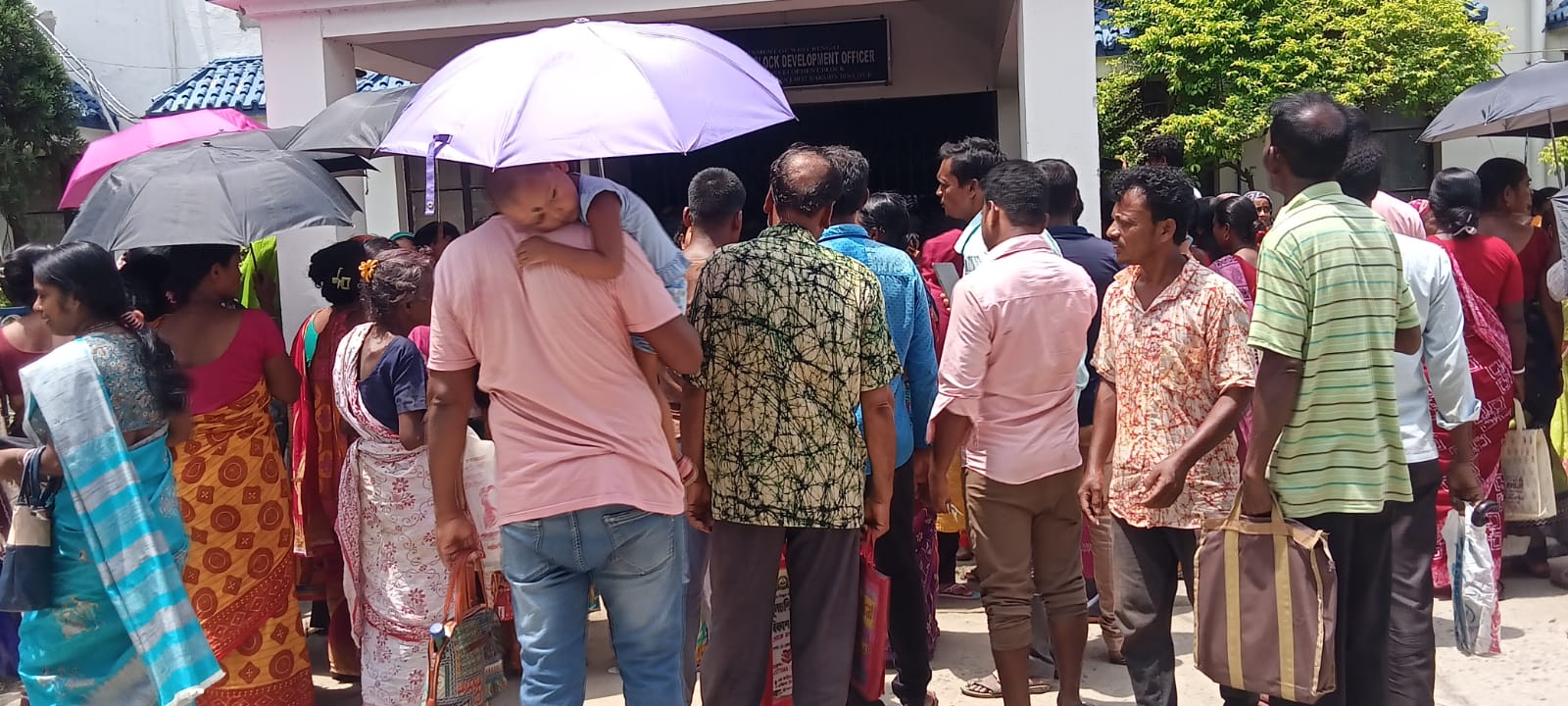 প্রাপ্য থেকে বঞ্চিত অন্নপূর্ণার উপভোক্তারা, দক্ষিণ দিনাজপুর জুড়ে মহিলাদের বিক্ষোভে