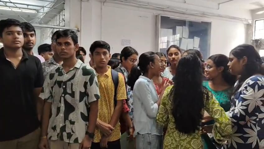 সরকারি শিক্ষকদের প্রাইভেট টিউশনে নিষেধাজ্ঞা, পরীক্ষার আগে দুশ্চিন্তায় পড়া পড়ুয়ারা এসডিও দপ্তরে