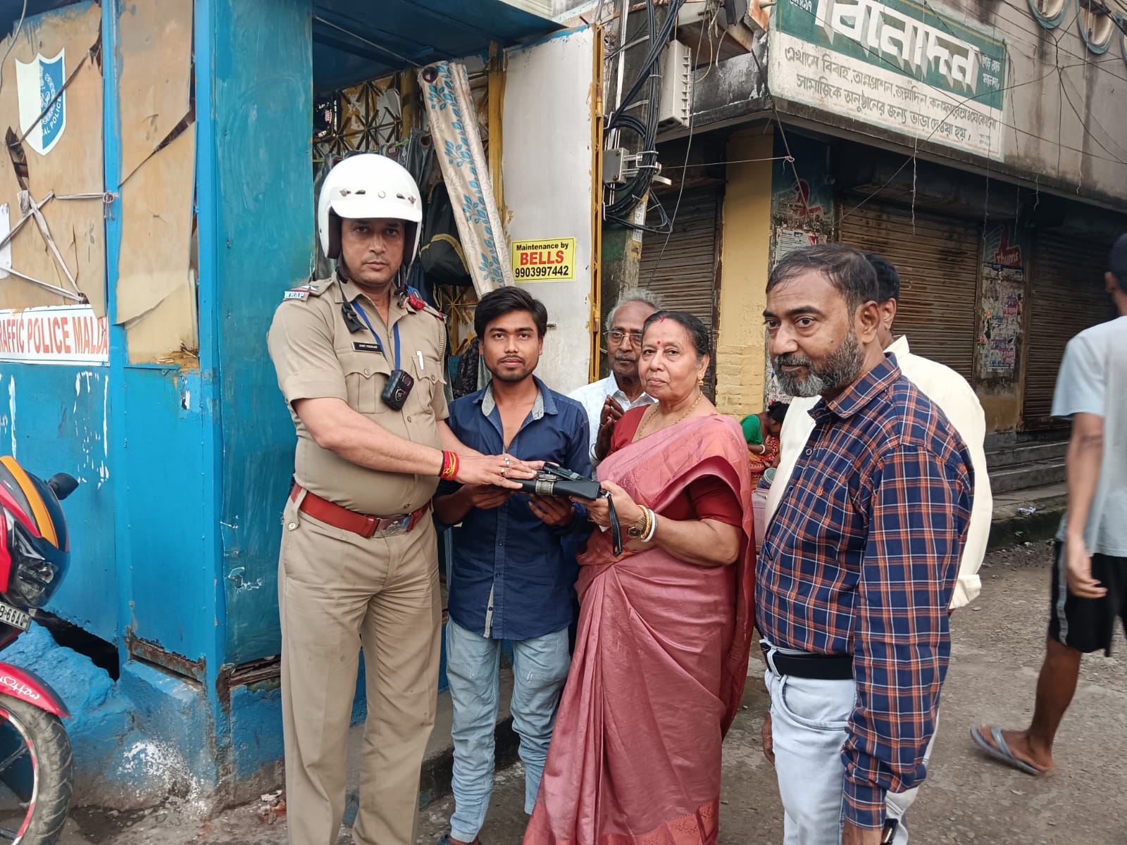 টোটো চালকের মহানুভবতা,হারিয়ে যাওয়া সামগ্রী ফিরিয়ে জয় করল মন